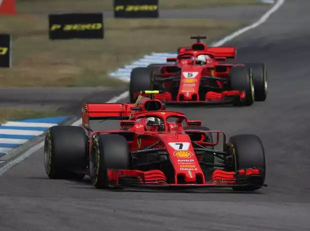 Kimi Räikkönen, Sebastian Vettel Titel-Bild zur News: Kimi Räikkönen, Sebastian Vettel