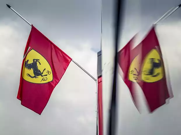 Titel-Bild zur News: Ferrari-Fahne auf Halbmast