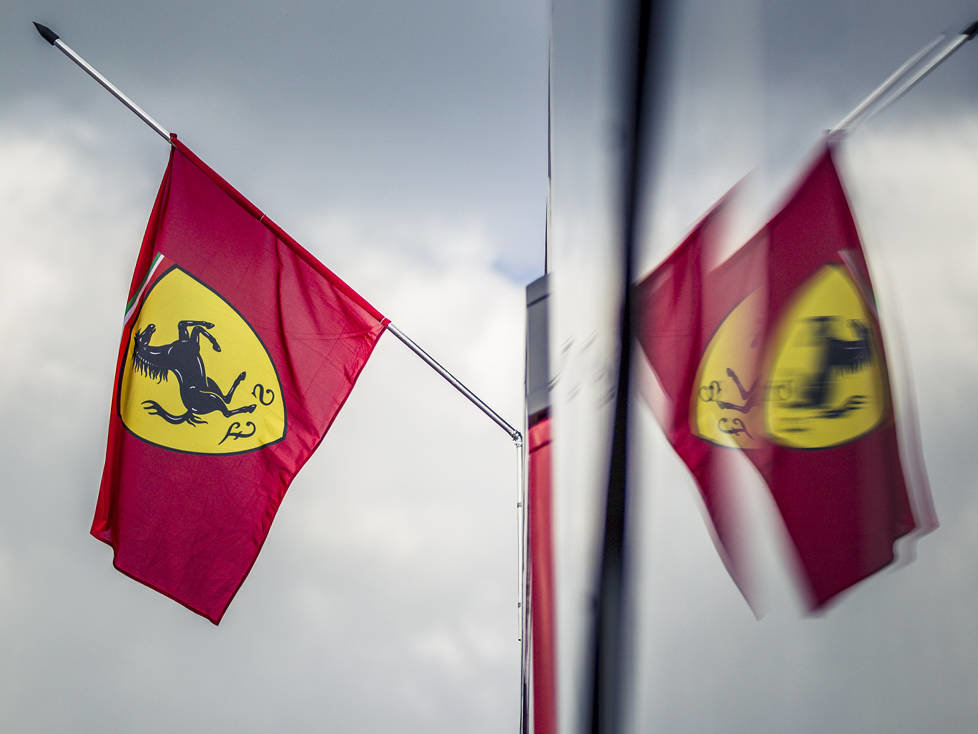 Ferrari-Fahne auf Halbmast