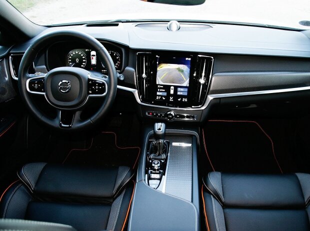 Innenraum und Cockpit des Volvo V90 Cross Country T5 AWD 2018 