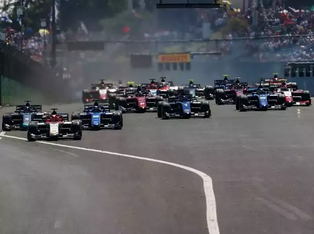 Formel-2-Start Titel-Bild zur News: Formel-2-Start