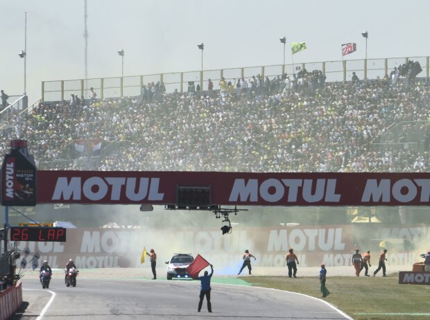 Titel-Bild zur News: Bengalische Feuer: Leuchtgeschosse vor dem MotoGP-Rennen in Assen 2018