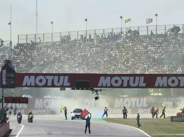 Bengalische Feuer: Leuchtgeschosse vor dem MotoGP-Rennen in Assen 2018 Titel-Bild zur News: Bengalische Feuer: Leuchtgeschosse vor dem MotoGP-Rennen in Assen 2018