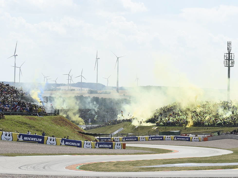 Bengalische Feuer: Leuchtgeschosse von MotoGP-Fans am Sachsenring