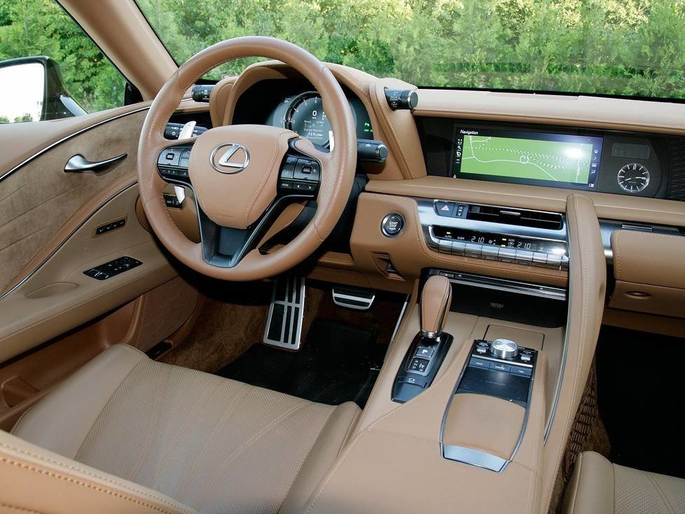 Innenraum und Cockpit des Lexus LC 500 2018