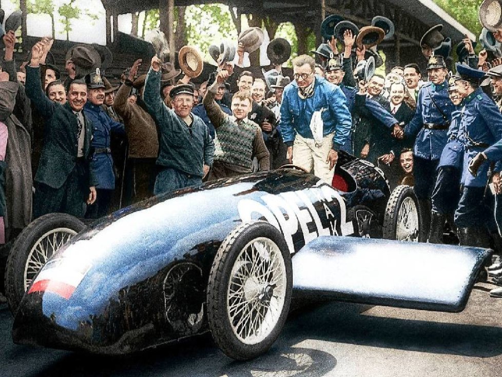 Nachkoloriert: Fritz von Opel nach seiner RAK 2 Rekordfahrt im Mai 1928