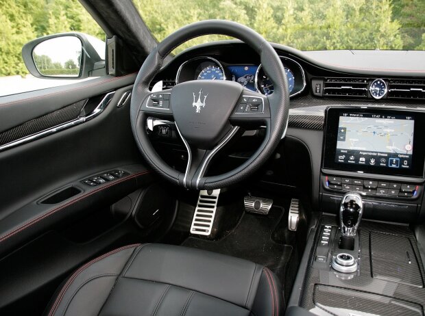 Innenraum und Cockpit des Maserati Quattroporte 2018