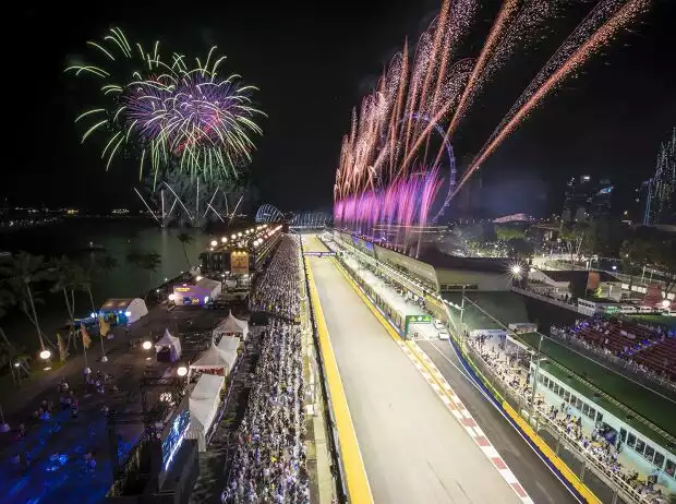 Titel-Bild zur News: Singapur 2017: Spektakuläres Feuerwerk erhellt den Nachthimmel, während die Zielflagge geschwenkt wird