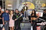 Kurt Busch (Stewart-Haas) mit Ehefrau Ashley van Metre und Monster-Girl