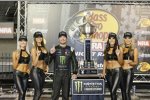 Kurt Busch (Stewart-Haas) mit den Monster-Girls