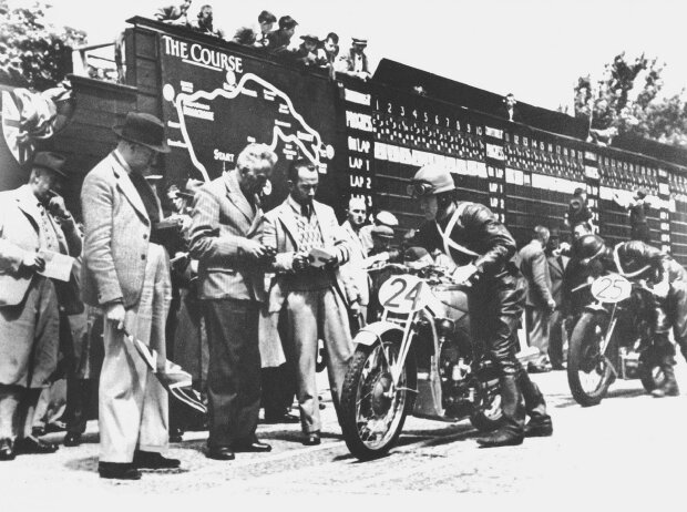 DKW-Werksfahrer Ewald Kluge (Nr. 24) gewann 1938 als erster Deutscher auf der Isle of Man die Tourist Trophy (TT), das schwierigste Motorradrennen der Welt