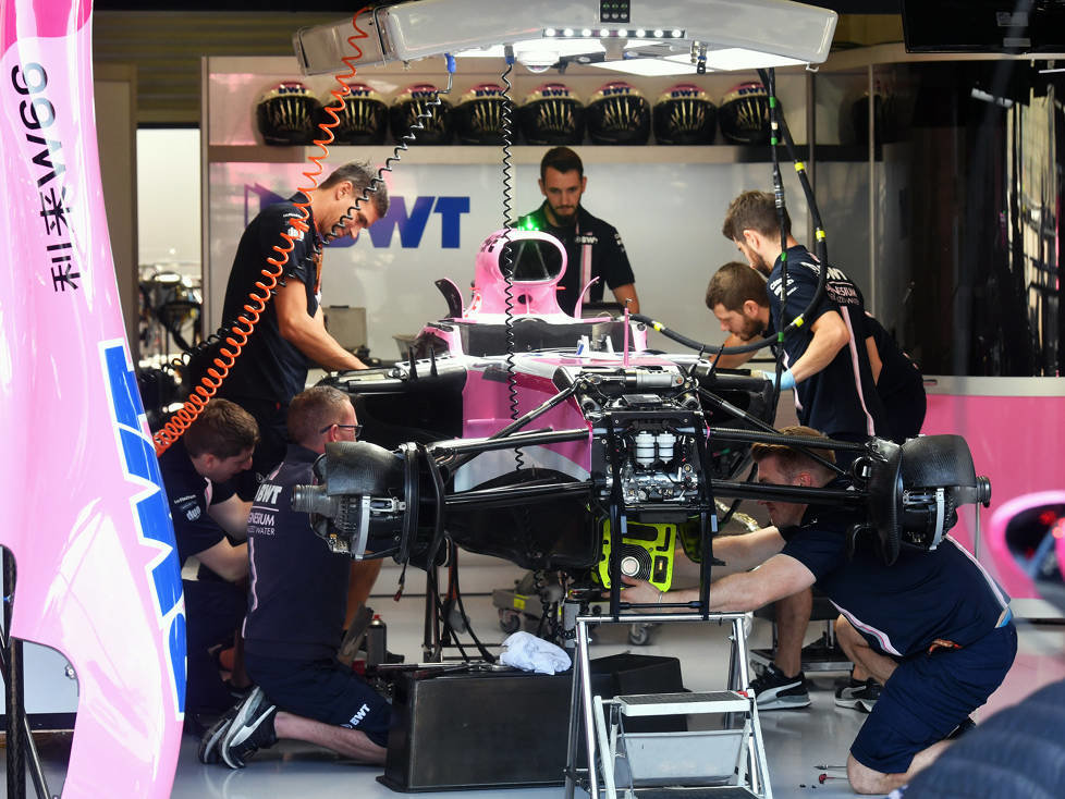 Force-India-Mechaniker in der Box