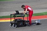 Ferrari-Ingenieur untersucht die Strecke mit einem Scanner