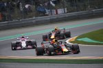 Daniel Ricciardo (Red Bull), Esteban Ocon (Racing Point) und Max Verstappen (Red Bull) 