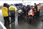 MotoGP-Bikes werden weggeschoben
