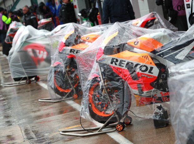 Titel-Bild zur News: eingepackte MotoGP-Bikes