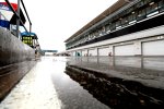 Nasse Boxengasse in Silverstone