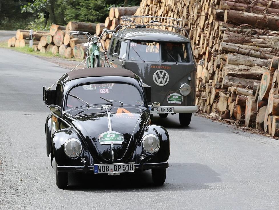 Sachsen Classic 2018: Team Autostadt mit dem Volkswagen Typ 1 Pritschenwagen (1951), gefolgt vom Volkswagen Transporter T 1