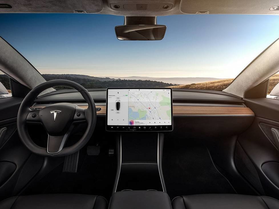 Innenraum und Cockpit des Tesla Model 3 2018