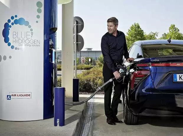 Toyota Mirai an einer Wasserstoff-Tankstelle Titel-Bild zur News: Toyota Mirai an einer Wasserstoff-Tankstelle