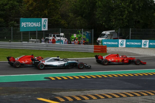 Kimi Räikkönen Sebastian Vettel Lewis Hamilton Ferrari Scuderia Ferrari F1Mercedes Mercedes AMG Petronas Motorsport F1 ~Kimi Räikkönen (Ferrari), Sebastian Vettel (Ferrari) und Lewis Hamilton (Mercedes) ~ Kimi Räikkönen Sebastian Vettel Lewis Hamilton Ferrari Scuderia Ferrari F1Mercedes Mercedes AMG Petronas Motorsport F1 ~Kimi Räikkönen (Ferrari), Sebastian Vettel (Ferrari) und Lewis Hamilton (Mercedes) ~