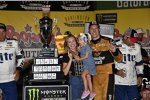 Brad Keselowski (Penske) mit Ehefrau Paige und Tochter Scarlett