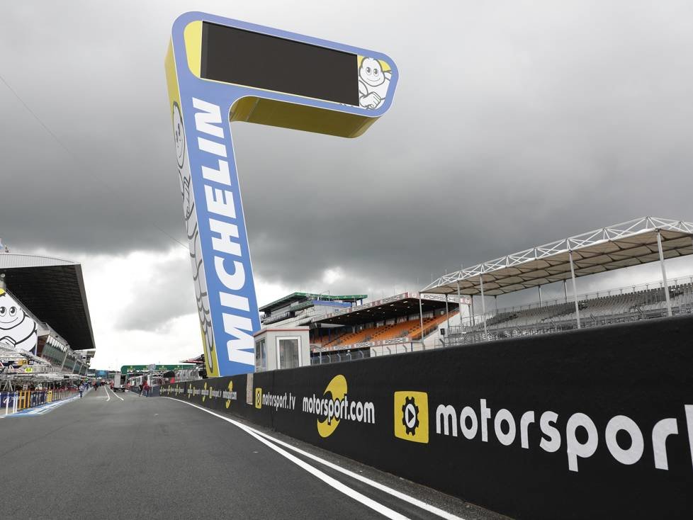 Michelin Tower, motorsport.com Logo