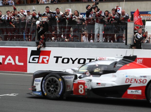 Kazuki Nakajima, Fernando Alonso Kazuki Nakajima, Fernando Alonso