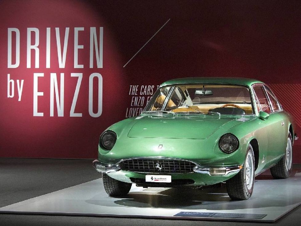Ferrari 365 GT 2+2 in der Ferrari-Ausstellung "Driven by Enzo"