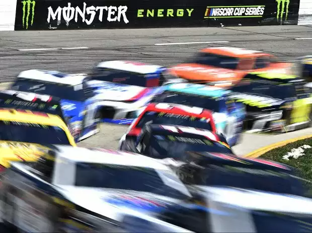 Renn-Action auf dem Martinsville Speedway Titel-Bild zur News: Renn-Action auf dem Martinsville Speedway