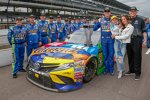 Champion der Regular-Season: Kyle Busch (Gibbs) mit Ehefrau Samantha, Sohn Brexton und Coach Joe Gibbs