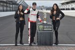 Brad Keselowski (Penske) mit den Monster-Girls