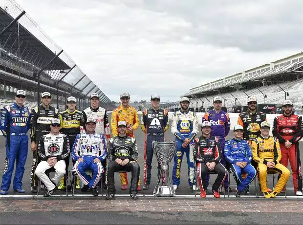 Titel-Bild zur News: Gruppenfoto: Die 16 Playoff-Teilnehmer der NASCAR Cup-Saison 2018