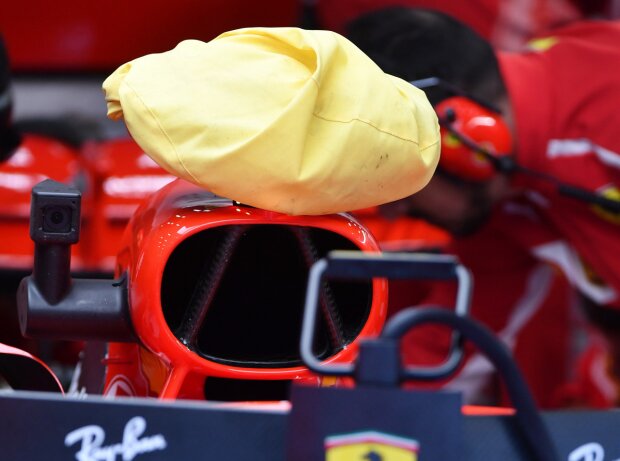 Ferrari-Airbox-Kamera mit Eisbeutel zugedeckt Ferrari-Airbox-Kamera mit Eisbeutel zugedeckt