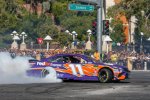 Burnout-Show in Las Vegas: Denny Hamlin (Gibbs)