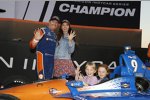 Scott Dixon (Ganassi) mit Ehefrau Emma und den Töchtern Tilly und Poppy