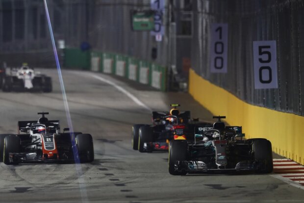 Lewis Hamilton Max Verstappen Romain Grosjean Mercedes Mercedes AMG Petronas Motorsport F1Red Bull Aston Martin Red Bull Racing F1Haas Haas F1 Team F1 ~Lewis Hamilton (Mercedes), Max Verstappen (Red Bull) und Romain Grosjean (Haas) ~ 