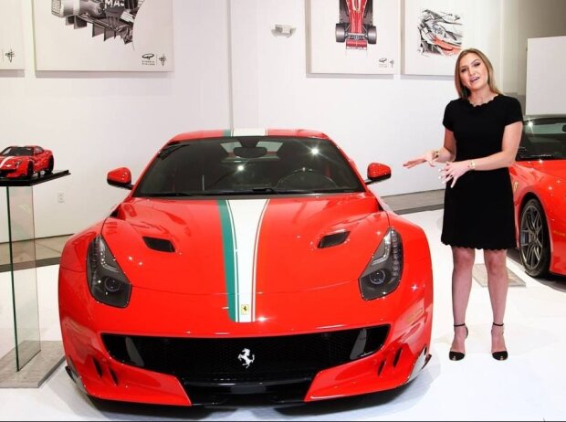 Titel-Bild zur News: Julia Piquet neben dem Ferrari F12tdf