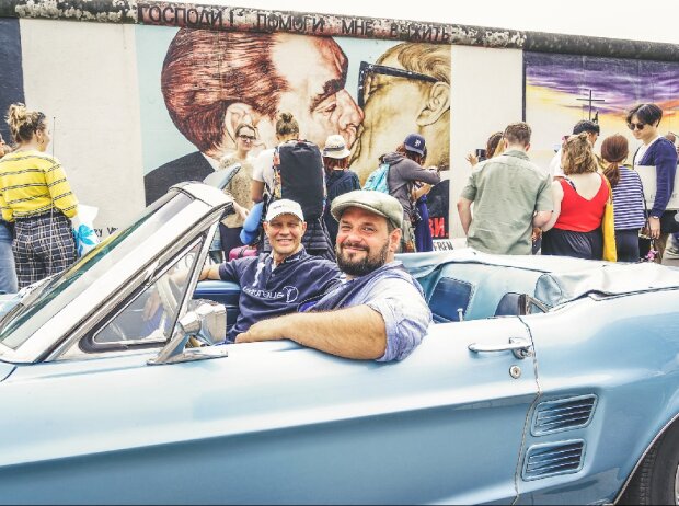 Titel-Bild zur News: Axel Schulz 8l.) und Ulf Schulz ((Motorworld Classics Berlin) im Ford Mustang