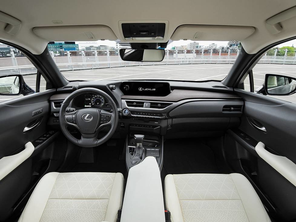 Innenraum und Cockpit des Lexus UX 250h 2019