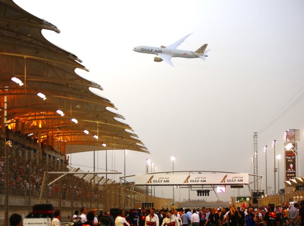 Titel-Bild zur News: Boeing 747 über dem Bahrain International Circuit