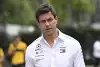 Bild zum Inhalt: "Flagge in der Hand": Toto Wolff mahnt zur Einführung der Budgetobergrenze