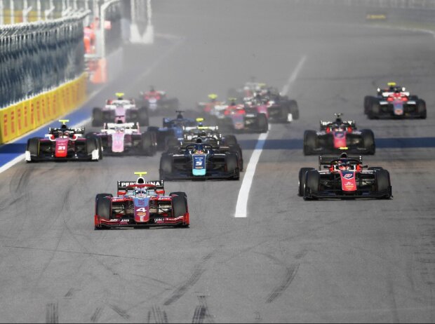 Titel-Bild zur News: Formel 2, Start