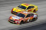 Kevin Harvick (Stewart-Haas) und Joey Logano (Penske) 