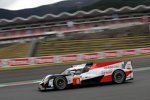 Kazuki Nakajima (Toyota) und Fernando Alonso (Toyota) 