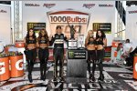 Aric Almirola (Stewart-Haas) mit den Monster-Girls