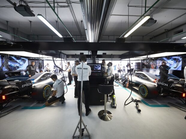 Valtteri Bottas, Lewis Hamilton Valtteri Bottas, Lewis Hamilton