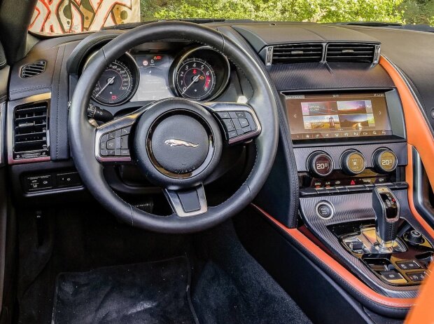 Innenraum und Cockpit des Jaguar F-Type P300 Cabriolet