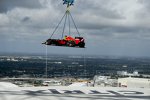 Donuts in 200 Metern Höhe: David Coulthard (Red Bull) auf dem One-Thousand-Museum-Wolkenkratzer in Miami mit dem RB7