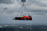 Donuts in 200 Metern Höhe: David Coulthard (Red Bull) auf dem One-Thousand-Museum-Wolkenkratzer in Miami mit dem RB7